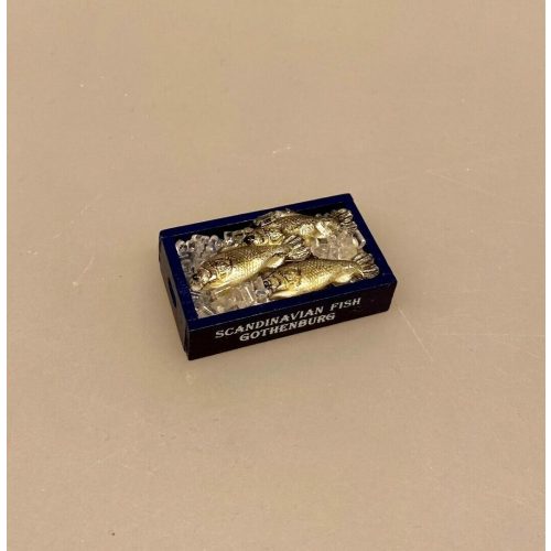 Miniature Fiskekasse, aborre, fisketur, lystfisker, sangskjuler, symbolsk, gave, gaveide, pengegave, konfirmation, på, fiskeri, sjov, miniaturer, nisser, nisse, dukkehus, tilbehør, ting til, miniature, 1:12, biti, ribe, friluftsliv,