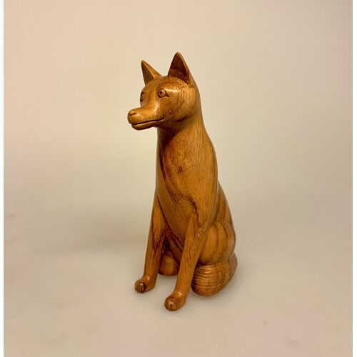 Figur Ræv - Ræv Håndskåret i Træ Stor, fox, rævefigur, træræv, træfigur, skovens dyr, håndlavet, håndskåret, træskærearbejde, gaveide, natur, naturvejleder, jagt, jagttegn, vild, biodiversitet, fin, flot, kunsthåndværk, symbolsk, gave, særlig, kvalitet, vandring, gåtur, ræveting, ting med, rævefamilie, ræveunge, biti, ribe, nationalpark, vadehavet, mikkel, rævemor