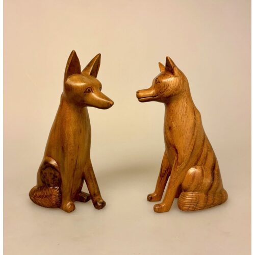 Figur Ræv - Ræv Håndskåret i Træ Stor, fox, rævefigur, træræv, træfigur, skovens dyr, håndlavet, håndskåret, træskærearbejde, gaveide, natur, naturvejleder, jagt, jagttegn, vild, biodiversitet, fin, flot, kunsthåndværk, symbolsk, gave, særlig, kvalitet, vandring, gåtur, ræveting, ting med, rævefamilie, ræveunge, biti, ribe, nationalpark, vadehavet, mikkel, rævemor