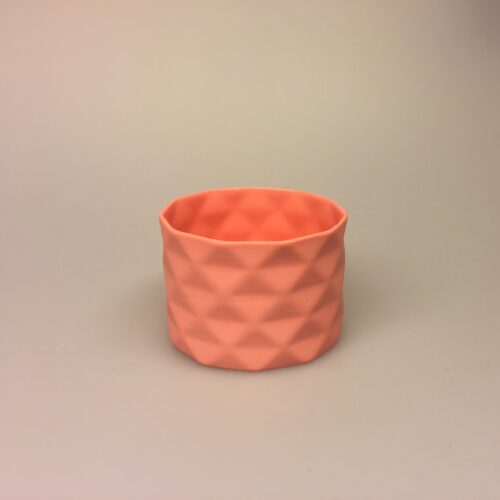 Trine Rytter porcelæn Foldemønster lys koral, fyrfadsstage, fyrfadslys, stage, lysestage, lys i mørket, keramik, made in denmark, dansk, keramiker, grafisk, mat, laks, koralfarvet, orange, biti, ribe