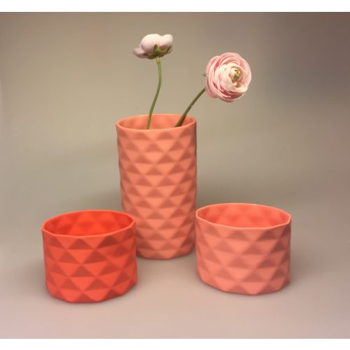 Trine Rytter porcelæn Foldemønster lys koral, fyrfadsstage, fyrfadslys, stage, lysestage, lys i mørket, keramik, made in denmark, dansk, keramiker, grafisk, mat, laks, koralfarvet, orange, biti, ribe