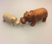 Flodhest - Håndskåret af træ - Grå mellem "M" stor brun