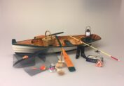 Miniature Robåd i træ, robåd, eke, ege, båd, jolle, seljtur, rotur, picnic, skovtur, til søs, fisketur, fisk, ud og fiske, lystfisker, fisketing, fiskestang, miniaturer, dukkehus, nisse, nissehus, nissebo, dekoration, små ting, udstilling, gaveide, sangskjuler, miniature Gummistøvler
